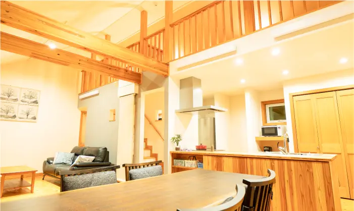 吹き抜けのあるリビング全景