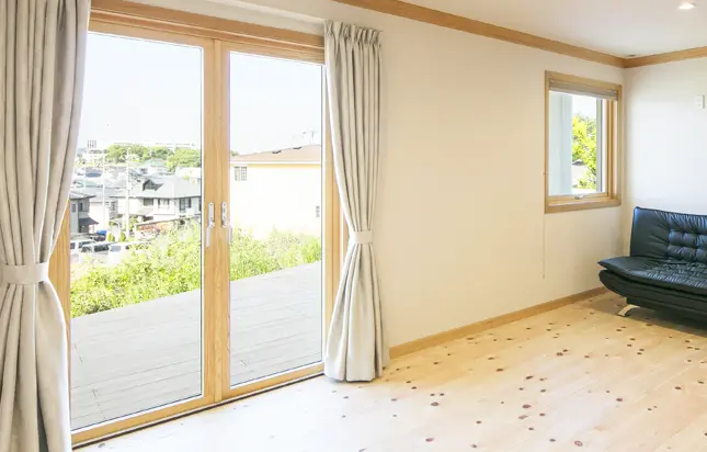 大きな窓のあるリビングの様子