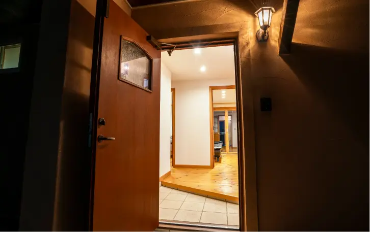 夜の玄関の様子